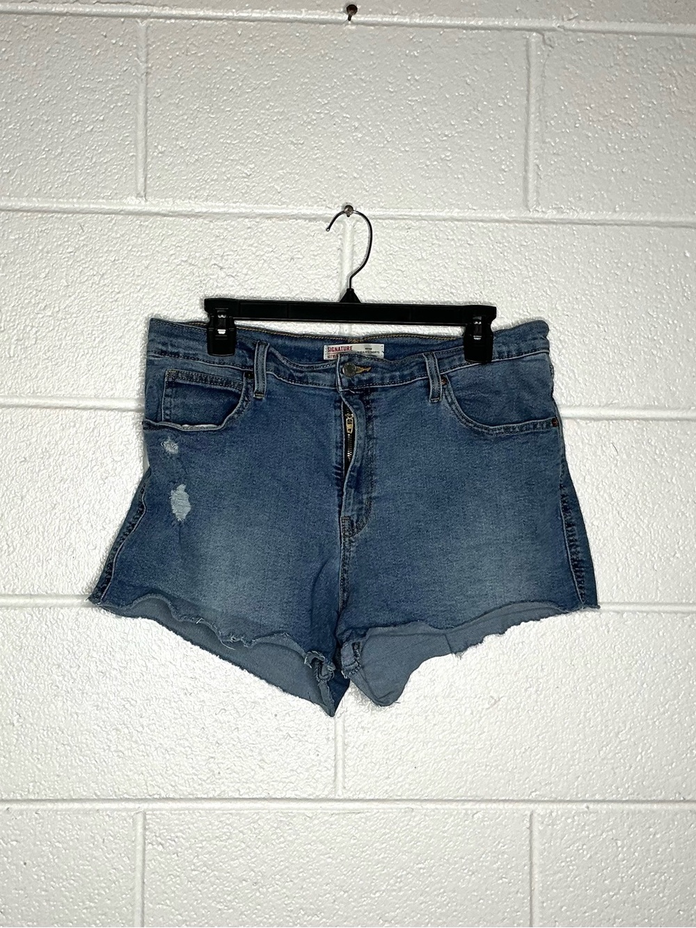 < Levi’s Cut Off High-Rise Denim Shorts 34” >
